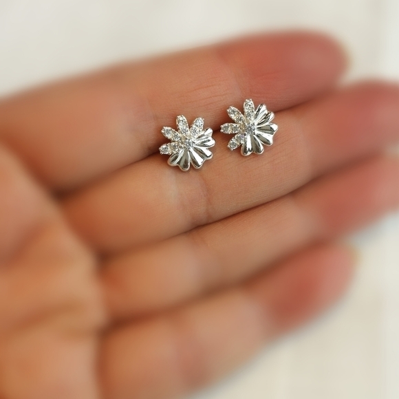 Daisy stud earrings Sterling Silver Cz 🆕 - Picture 7 of 8